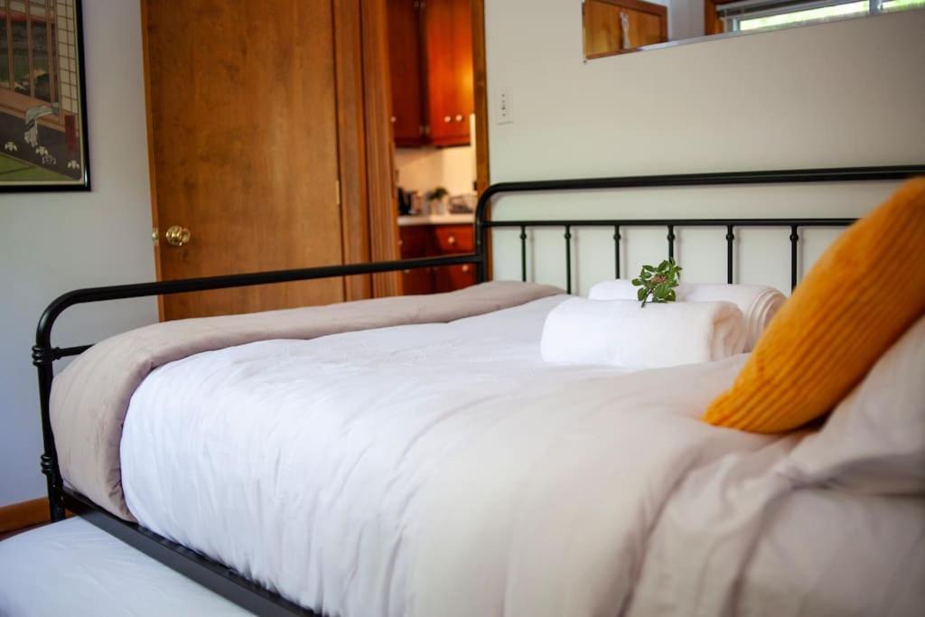 Modern Cabin With Hot Tub Grill Lake Beach Wineries Hiking Fishing And Hershey Park Family And Pet Friendly Superhosts On Ab&B Mount Gretna Экстерьер фото