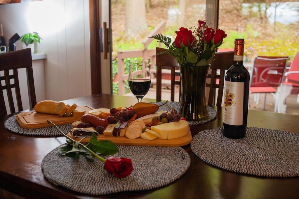 Modern Cabin With Hot Tub Grill Lake Beach Wineries Hiking Fishing And Hershey Park Family And Pet Friendly Superhosts On Ab&B Mount Gretna Экстерьер фото